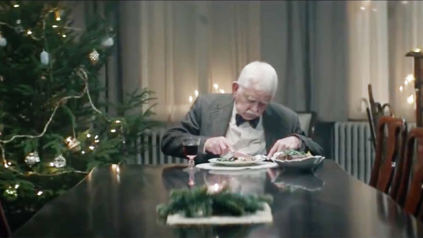 vieil homme seul pour Noël dans la publicité edeka