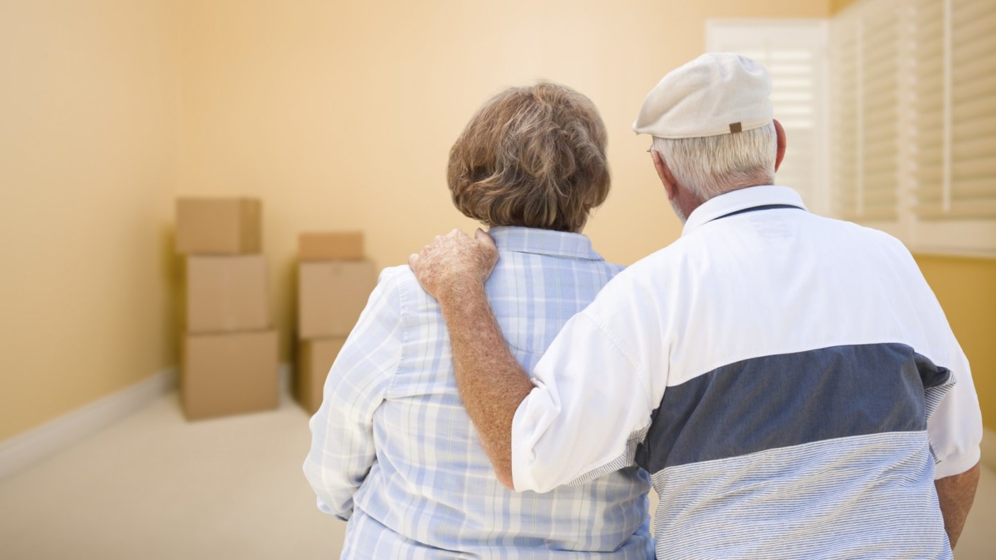 Couple de seniors en phase de déménagement logement
