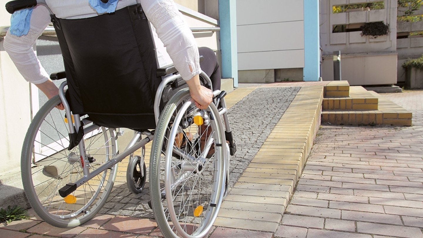 rampe facilitant l'accès des personnes à mobilité réduite dans leur logement