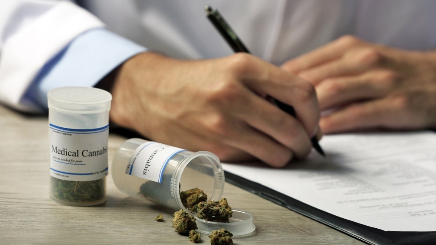 Un spécialiste prescrit une ordonnance pour du cannabis médical.