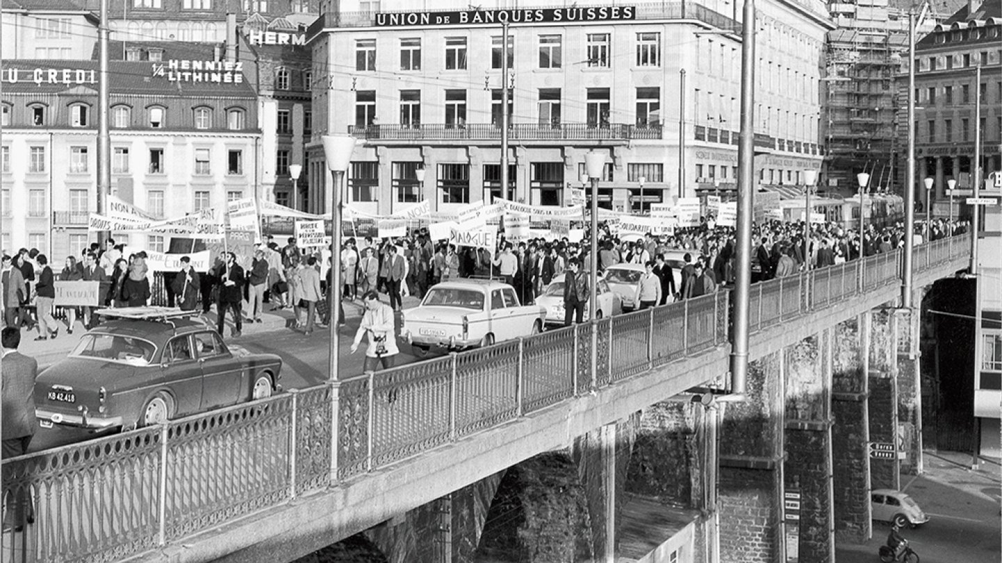 Défilé sur le Grand-Pont, à Lausanne, en plein mai 68