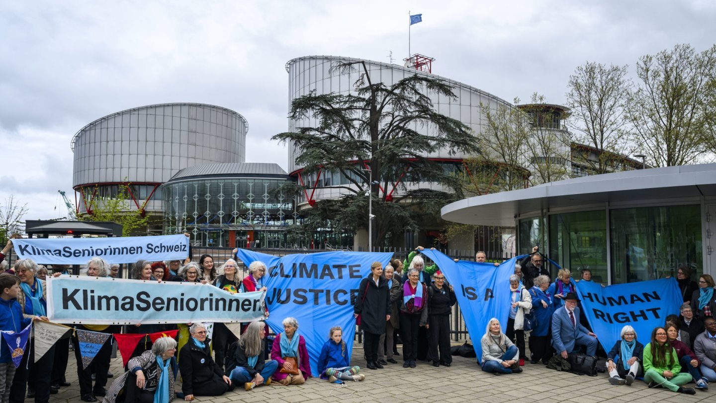Les Aînées pour le climat devant la Cour européenne des droits de l'homme à Strasbourg.