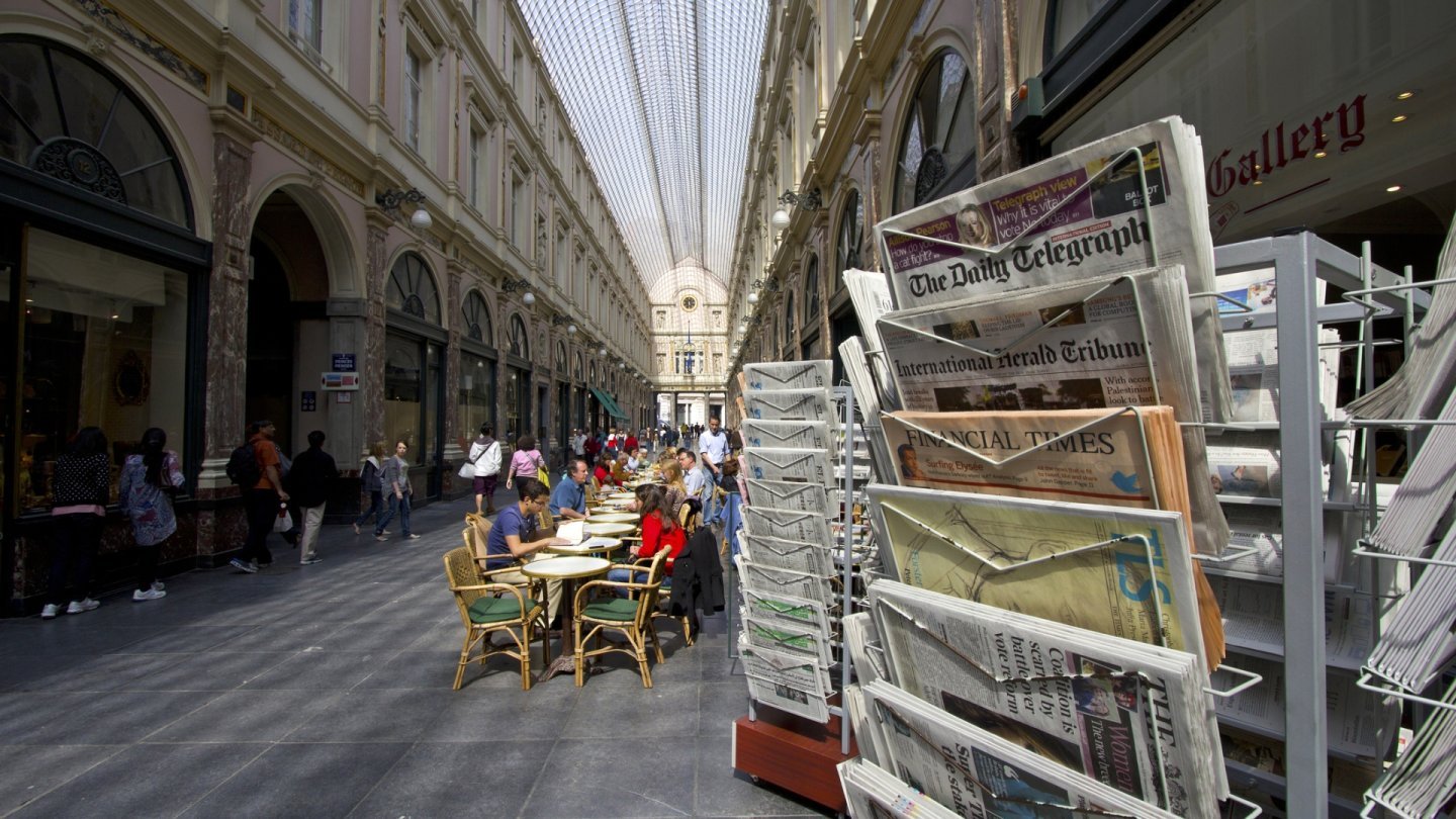 Des journaux en vente dans une rue de Bruxelles.