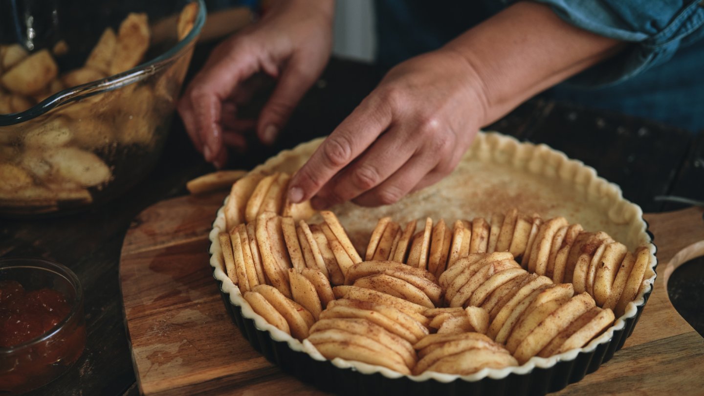 Préparation d'une délicieuse tarte aux pommes.